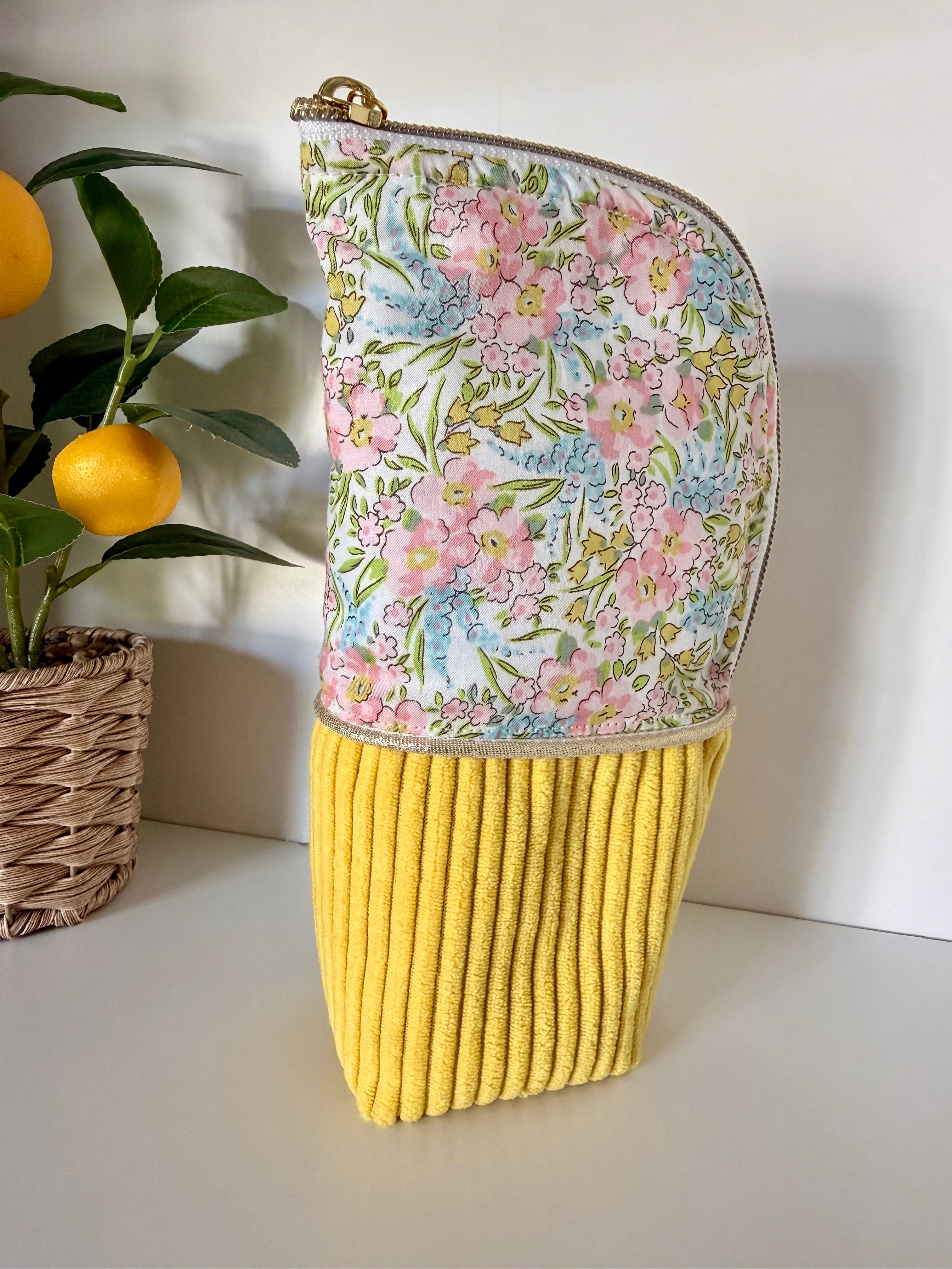 Vue de profil de la grande trousse Maison Maélia – velours côtelé jaune en bas, coton imprimé fleuri rose et bleu en haut, fermeture éclair dorée