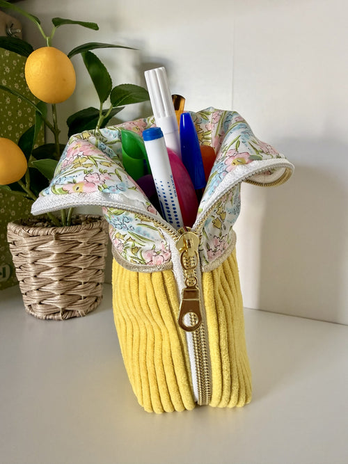 Grande trousse pot à crayons jaune en velours côtelé et coton fleuri, ouverte en grand avec des crayons et feutres, posée debout – Maison Maélia