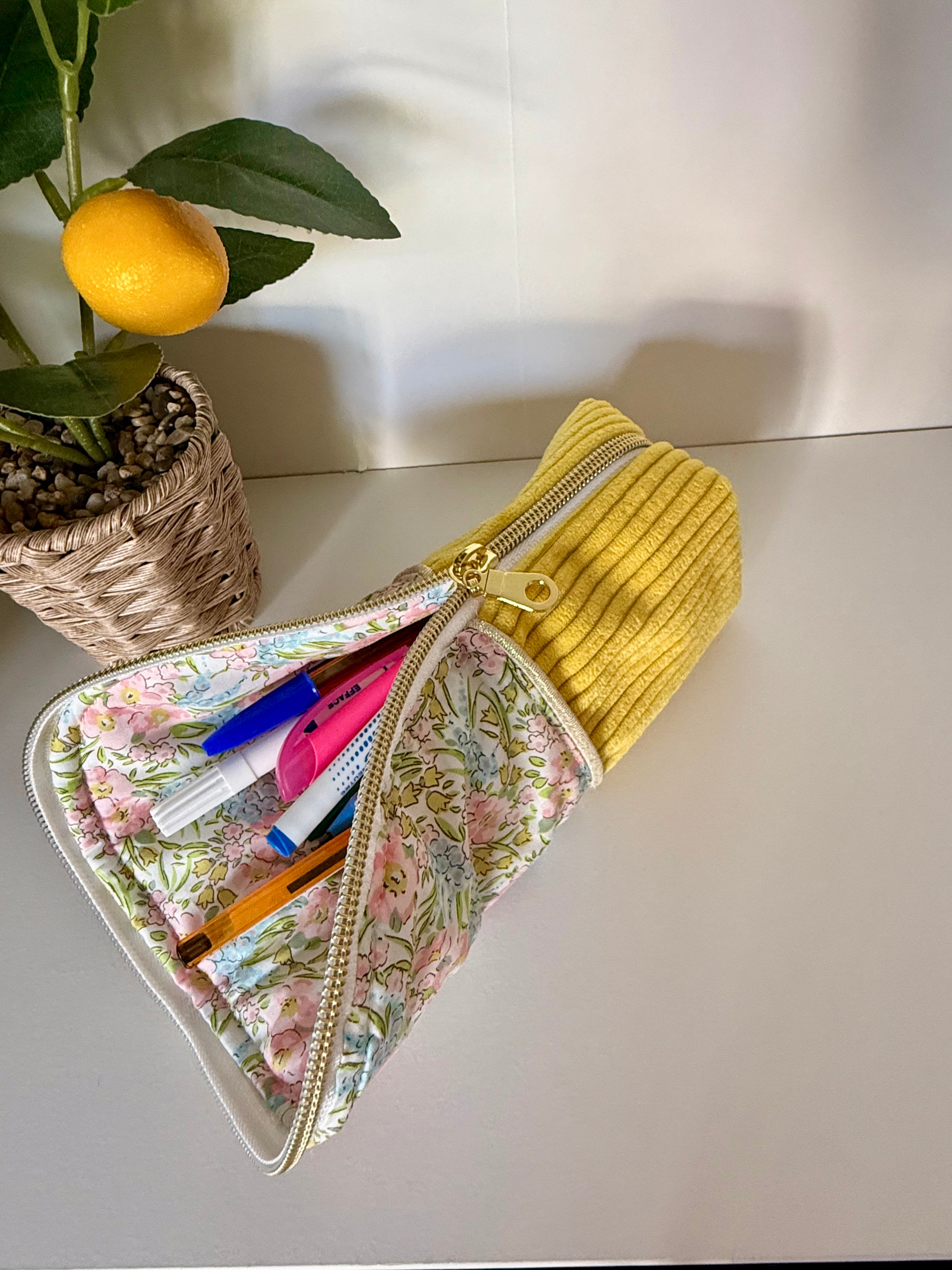 rande trousse scolaire jaune en velours côtelé et coton fleuri, ouverte à plat révélant l'intérieur doublé et le contenu – Maison Maélia